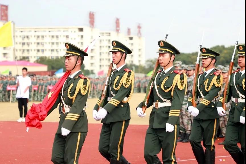 金莎4399js安全（中国）有限公司官网2020级新生军训闭营式暨开学典礼
